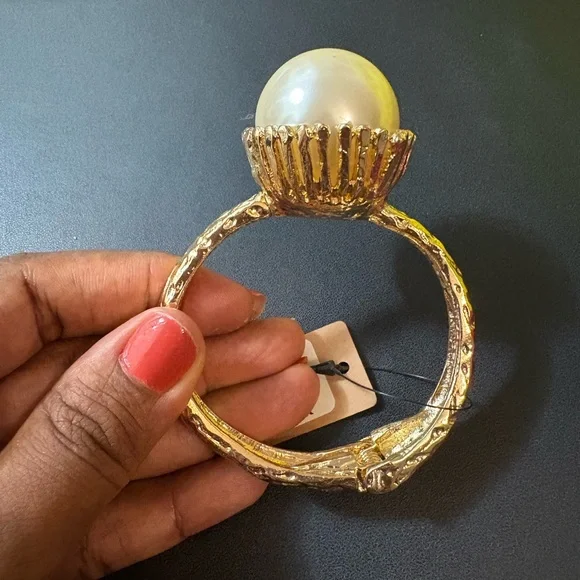 Elegant Gold and Faux Pearl Women's Statement Bracelet - Picture 4 of 4